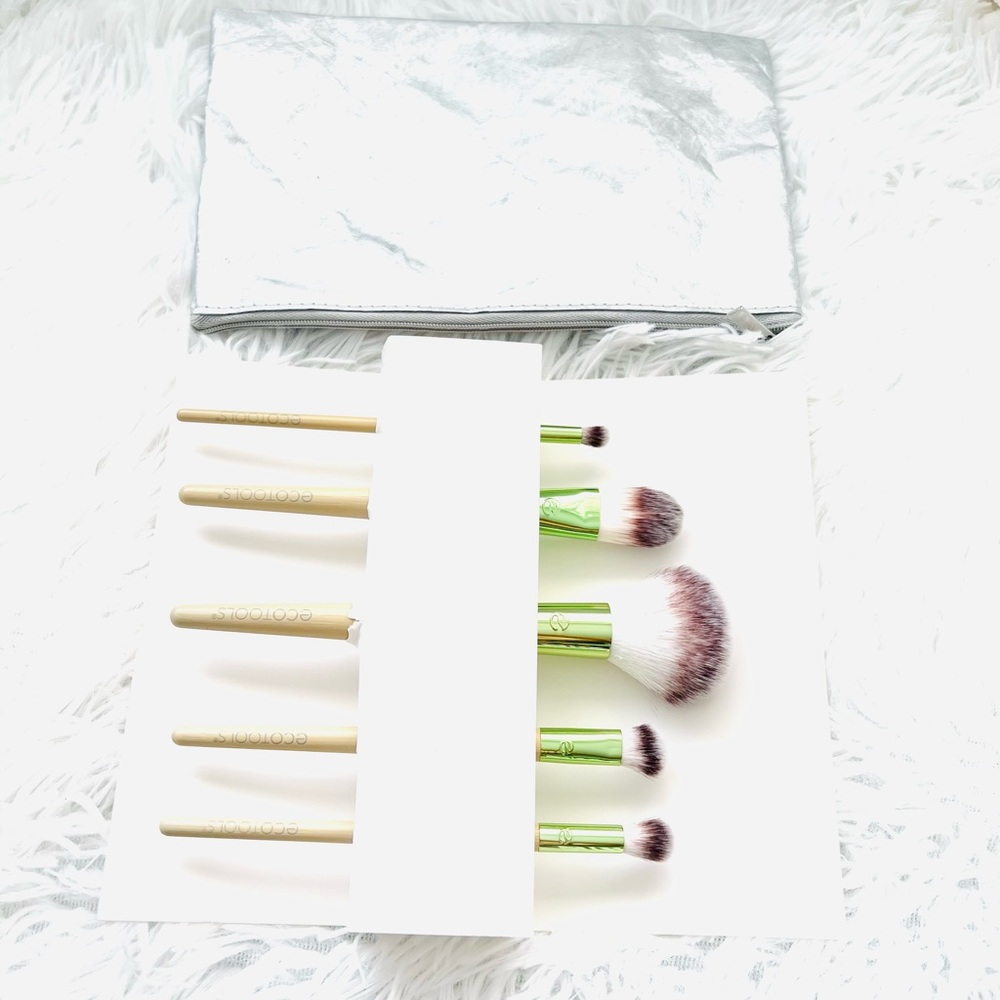 Ecotools makeup brushes holiday vibes